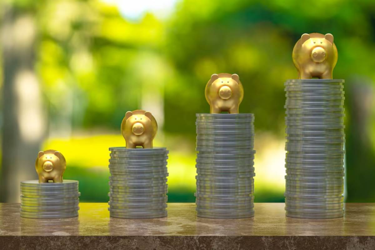 Piggy bank with growing coins and tree symbolising capital gains reinvestment and long-term wealth growth